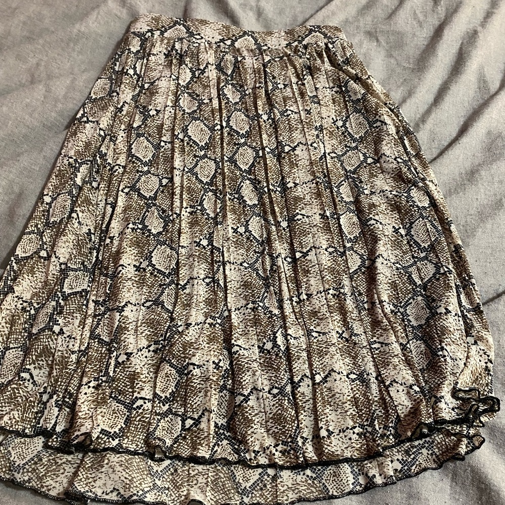 Pleated snake print skirt